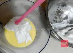 Illustration of how to make paper cup orange grape cake 9