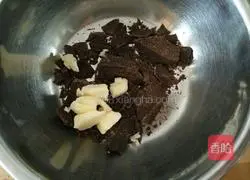 Illustration of how to make sandwich biscuits 10