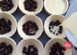 Illustration of how to make honey bean egg tarts 7