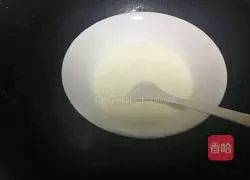 Illustration of how to make raisin egg tarts 2