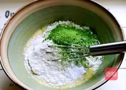 Recipe for making delicious waffles with green sauce 6