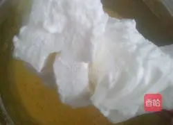 Illustration of how to make eight-inch three-color chiffon cake 8