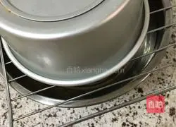 Illustration of how to make a small 6-inch lemon cake base 18