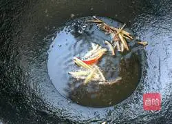 Illustration of how to stir-fry loofah with walnut kernels 6