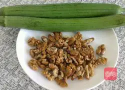 Illustration of how to make stir-fried loofah with walnut kernels 1