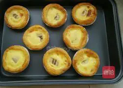 Illustration of how to make banana egg tart 5