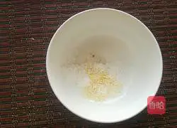 Illustration of how to make lettuce and walnut kernels 8