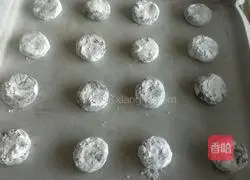 Illustration of how to make cracked chocolate cookies 12