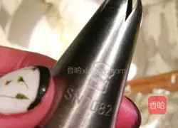 Illustration of how to make cookie and flower birthday cake (six inches) 4