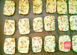 Illustration of how to make chives, ham and meat floss saltine crackers 10