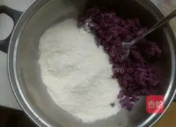 Illustration of how to make purple potato dumplings 10