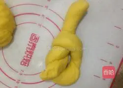 Illustration of how to make pumpkin cheese buns 7