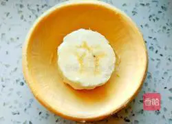 Illustration of how to make banana crispy egg tart crust version 3