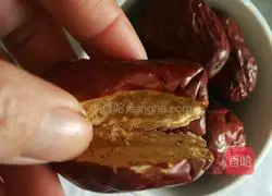 Illustration of how to make red dates and walnuts 3