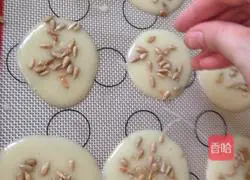 Illustration of how to make melon seed crackers 5
