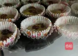 Illustration of how to make raisin cup cake 10
