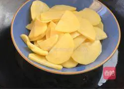 Illustration of how to make salted egg yolk potato cookies 1