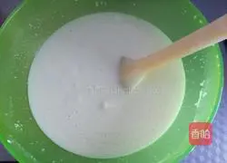 Illustration of making glutinous rice rolls with bean paste 2