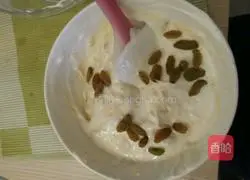 Illustration of how to make raisin custard cake 4