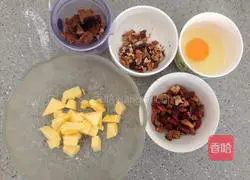 Illustration of how to make brown sugar, longan and red date cookies 1