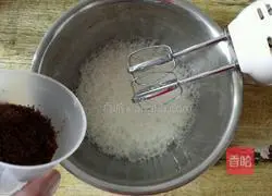 Illustration of how to make walnut and red date cake 4