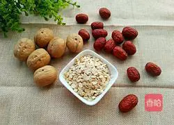 Illustration of how to make walnut, red date and soy milk 1
