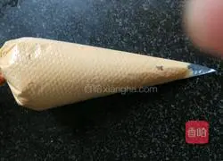 Illustration of how to make coffee stuffed macarons 6