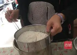 Illustration of how to make small sweet cupcakes 5