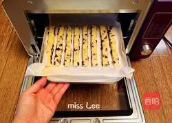 Illustration of how to make soufflé raisin stick biscuits 10