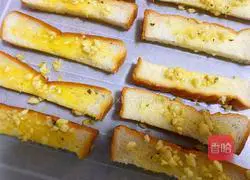 Illustration of how to make garlic toast sides 3