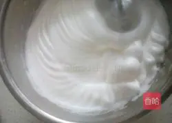 Illustration of how to make eight-inch three-color chiffon cake 4