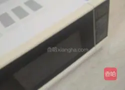 Illustration of how to make microwave egg tarts 8