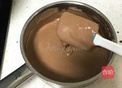 Illustration of how to make oil-free cocoa chiffon cake 16