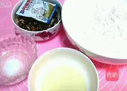 Illustration of how to make walnut flower rolls 1