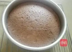 Illustration of how to make eight-inch chocolate chiffon cake 15