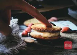Illustration of how to make Kuaishou ten-minute ice cream sandwich cookies 11