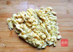 Illustration of how to make wonton peel banana pie 3