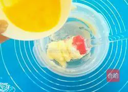 Illustration of how to make chives, ham and meat floss saltine crackers 3