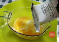 Illustration of how to make pumpkin steamed eggs 5