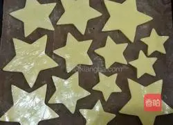 Illustration of how to make three-dimensional Christmas tree cookies 6