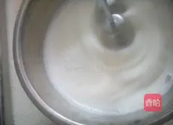 Illustration of how to make eight-inch three-color chiffon cake 3