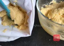 Illustration of how to make salted egg yolk potato cookies 9