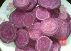 Illustration of making glutinous rice and purple sweet potato balls 3