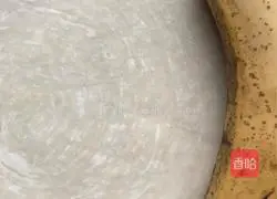 Illustration of how to make hand cake version of banana pie 1