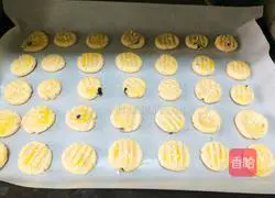 Illustration of how to make meat floss biscuits 9