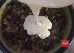 Illustration of how to make honey bean cheese pie 14