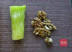 Illustration of how to make lettuce and walnut kernels 1