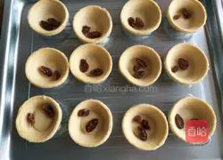 Illustration of how to make egg tarts (kumquats and raisins) 7