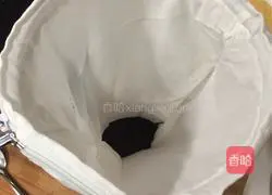 Hong Kong Illustration of how to make silk stocking milk tea 3