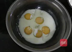 Illustration of how to make chiffon cake 3